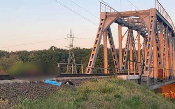 Под Киевом 13-летний парень погиб, делая селфи на рельсах