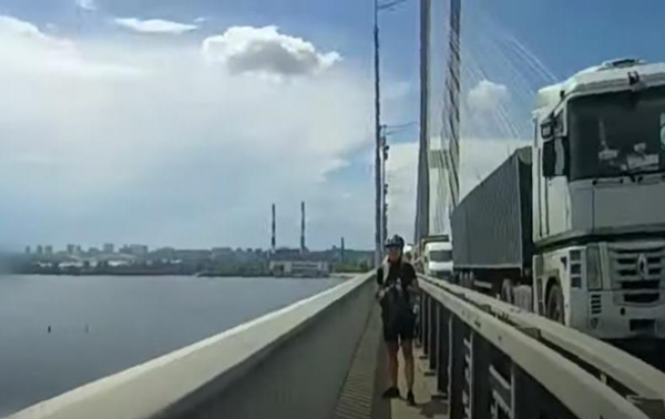 На Южном мосту Киева два человека пытались покончить с собой