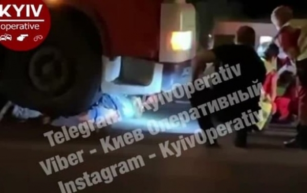В Киеве под колесами фуры погибли два пешехода