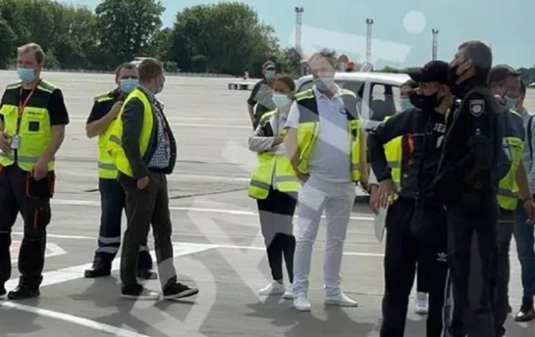 Стали известны подробности обыска пассажиров и самолета рейса Тбилиси-Киев