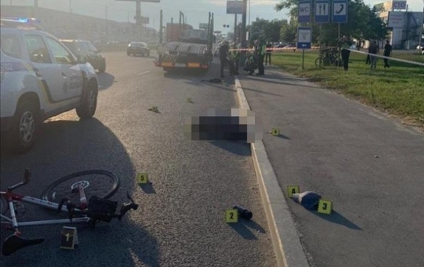 Пьяный прохожий в Киеве толкнул велосипедиста под колеса грузовика