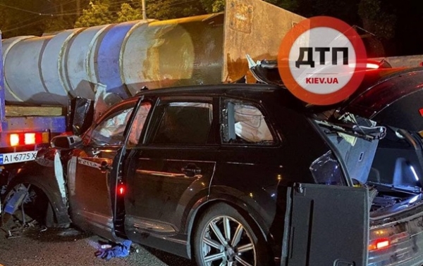 В Киеве авто в ДТП прошило опорой