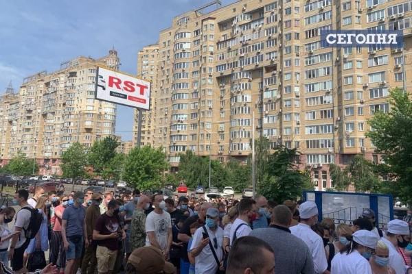 В Киеве образовалась огромная очередь на вакцинацию. Фото