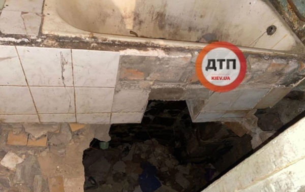 В Киеве пьяный застрял в дыре в ванной