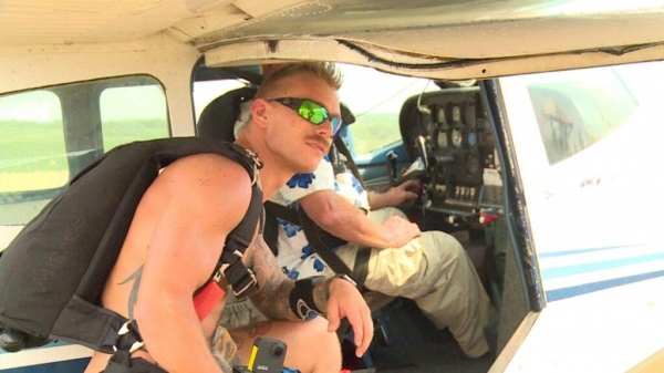 Обнаженный американец выполнил 60 прыжков с парашютом за сутки