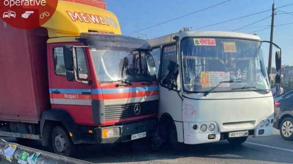 В Киеве произошло ДТП с участием маршрутки и грузовика