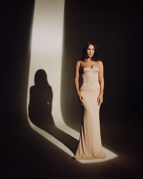 Меган Фокс в корсете позировала для модного глянца