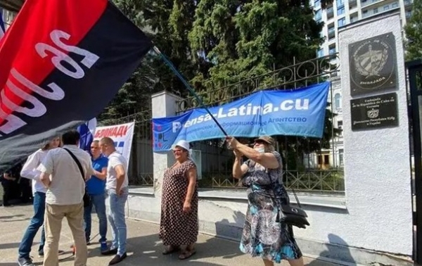 В Киеве у посольства Кубы идут митинги