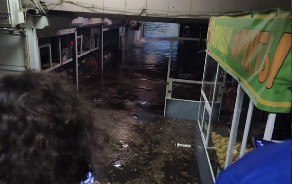 В Киеве ливень затопил две станции метро