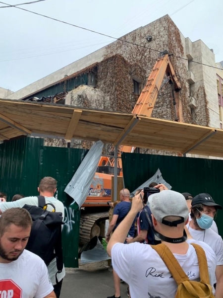 Минкульт потребовал остановить снос здания Цветы Украины в Киеве
