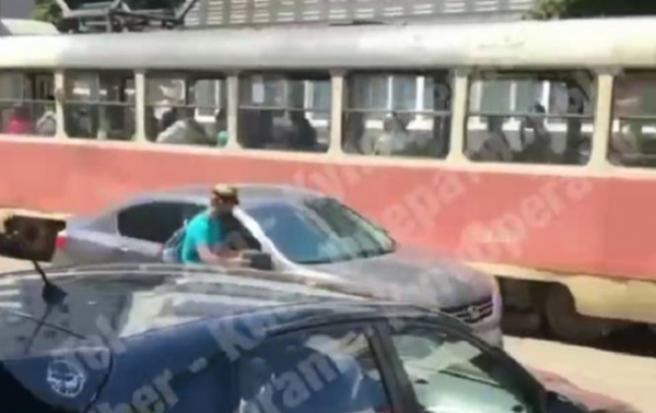 В Киеве пассажир трамвая отомстил автомобилю