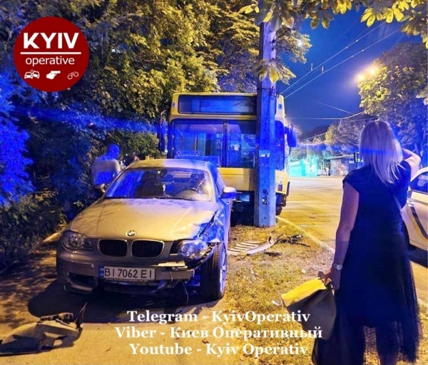 В Киеве неуправляемый автобус протаранил BMW: его водитель покупал  кофе