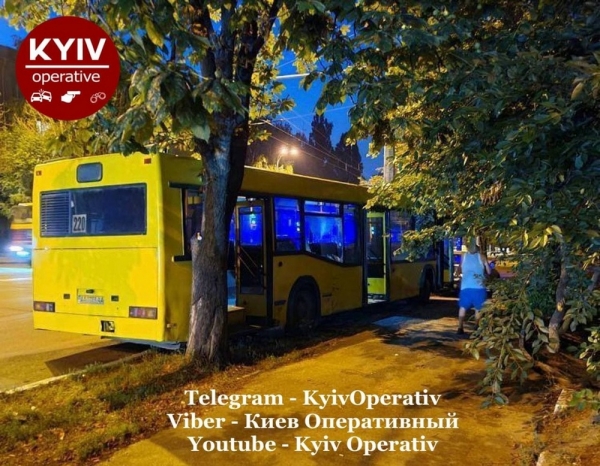 В Киеве неуправляемый автобус протаранил BMW: его водитель покупал  кофе