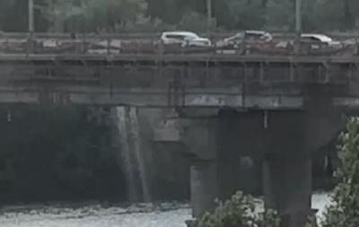 В Киеве под мостом Патона произошла авария на теплосети 