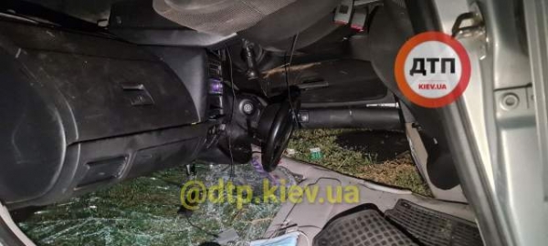 Под Киевом перевернулась легковушка: в автомобиле было 10 человек