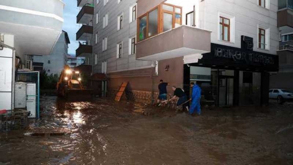 В Турции из-за мощного наводнение поплыли автомобили. Видео