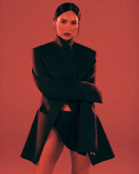 Меган Фокс в корсете позировала для модного глянца