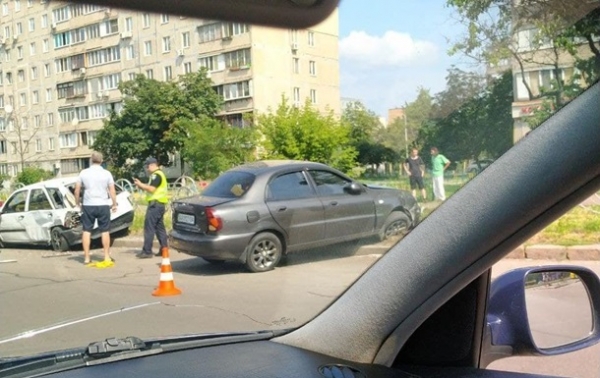 Пытался проскочить на красный: в Киеве таксист устроил масштабное ДТП