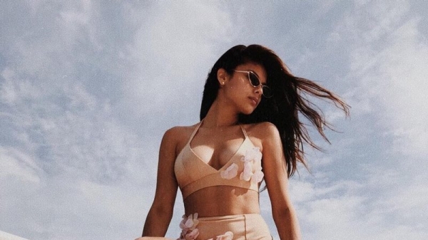 Мишель Андраде в бикини показала, как надо отдыхать на пляже