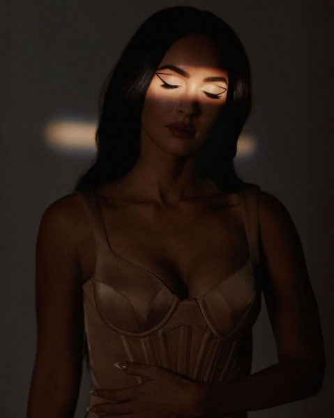 Меган Фокс в корсете позировала для модного глянца