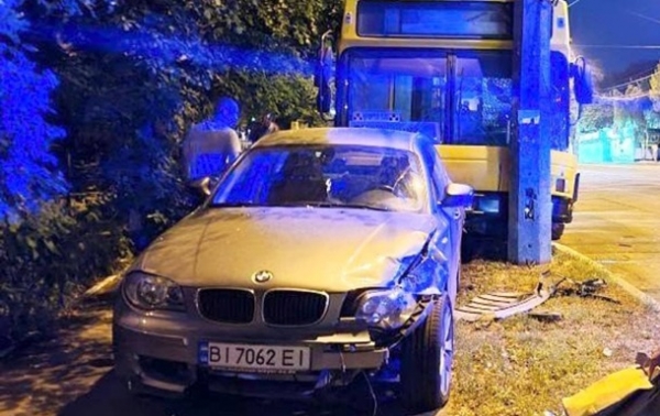 В Киеве неуправляемый автобус протаранил BMW и врезался в столб