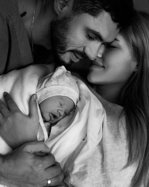 Никита Добрынин и Даша Квиткова показали новорожденного сына