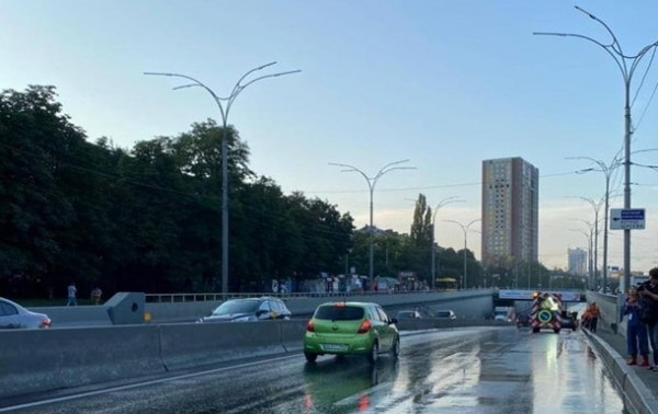 В Киеве возобновлено движение по тоннелю на улице Телиги