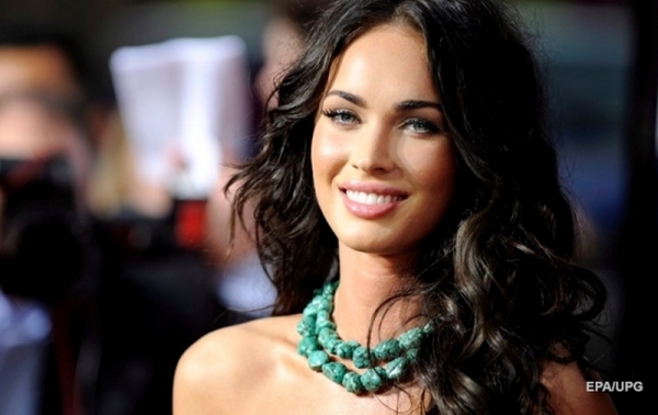 Меган Фокс в корсете позировала для модного глянца