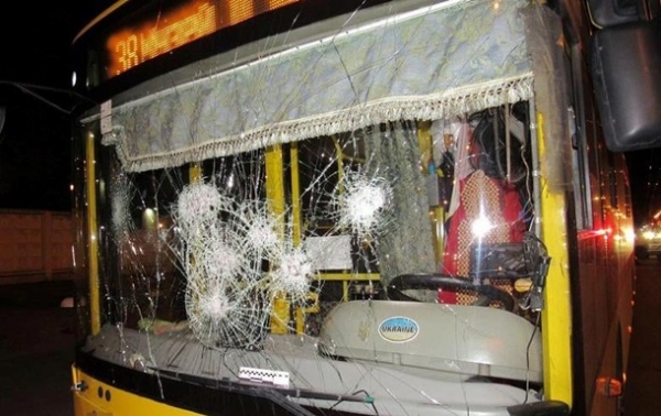 Разгромили троллейбус и избили водителя: полиция задержала двух киевлян