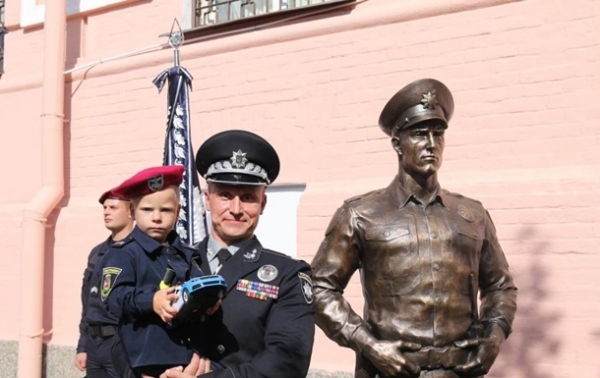 В Киеве появился памятник полицейскому