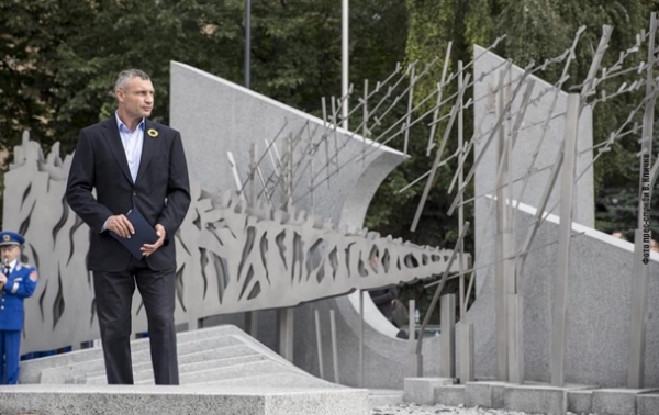 Кличко открыл в Киеве мемориал памяти погибшим на Донбассе военным