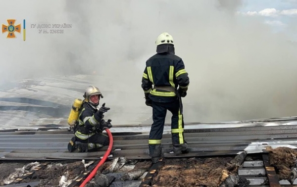 В Киеве потушили крупный пожар на складе