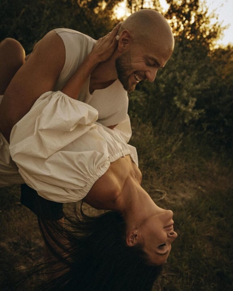 Влад Яма с женой устроили романтическую фотосессию на природе