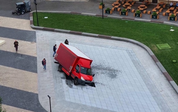 В Киеве грузовик повредил новый фонтан. Видео