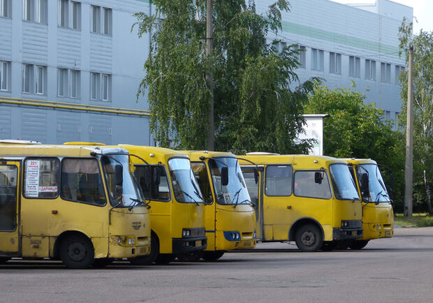 В Киеве маршрутчик повез пассажиров, несмотря на запрет инспектора. Фото: UBR.ua