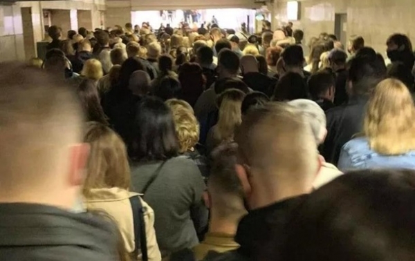 Коллапс в метро Киева: на станции Позняки огромная очередь