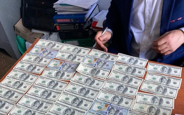 В Киеве пытались подкупить полицейского за $30 тысяч