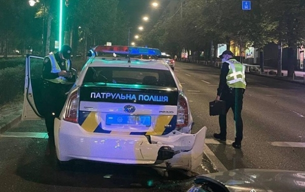 В Киеве пьяный водитель влетел в полицейское авто и травмировал патрульных