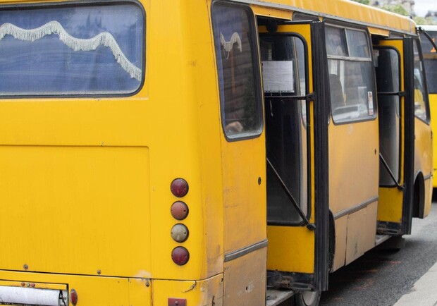 В Киеве расторгли договоры с 21 перевозчиком: 172 маршрутки уберут с улиц. Фото: Константин Усов.
