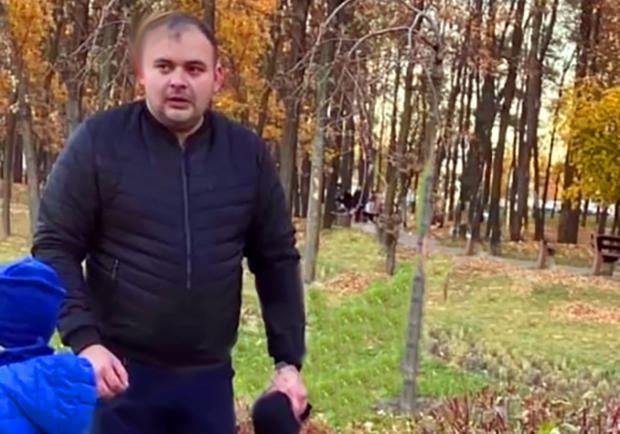В Киеве в парке "Победа" полицейский спас ребенка, упавшего в озеро. Скрин из видео.