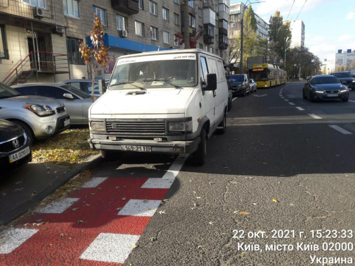 Подняли авто, нарисовали разметку: на Соломенке автомобилисты пожаловались на штрафы фото