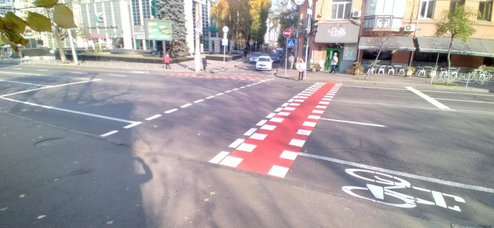 В центре Киева появились новые велосипедные полосы и коробчатая разметка. Фото: КГГА