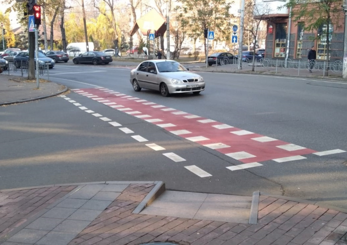 В центре Киева появились новые велосипедные полосы и коробчатая разметка. Фото: КГГА