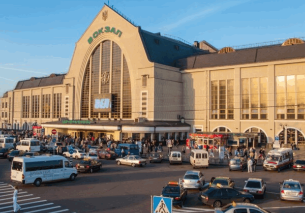 На установке новогодней елки на Центральном вокзале могли украсть 5 миллионов гривен 