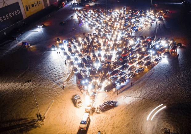 В Киеве создали елку из нескольких сотен автомобилей 