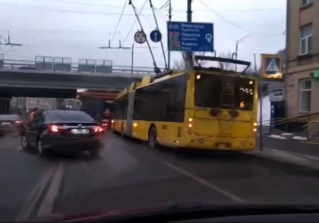 В Киеве под мостом на Куреневке застрял грузовик с МАФом. 