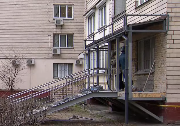 В доме на Печерске в Киеве мужчина строит офис прямо над газовыми трубами. 