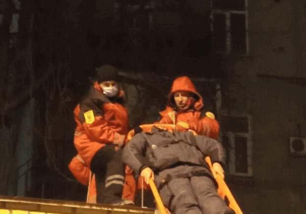 В Киевской спасательной службе отреагировали на инцидент с падением мужчины 
