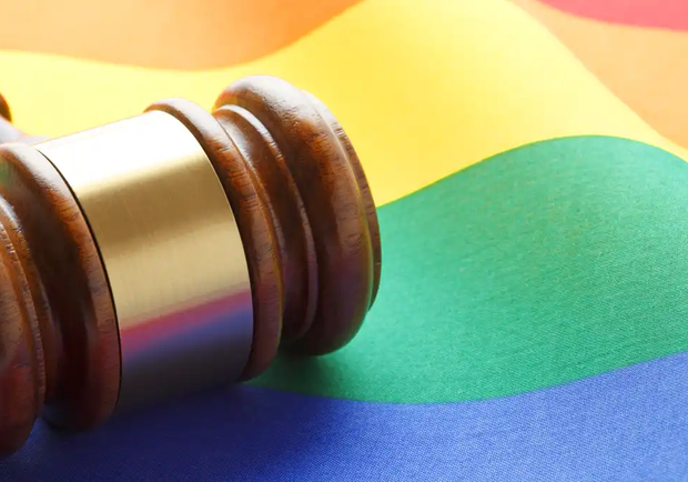 В Киеве суд отправил в СИЗО троих мужчин за ограбление представителей ЛГБТ. 