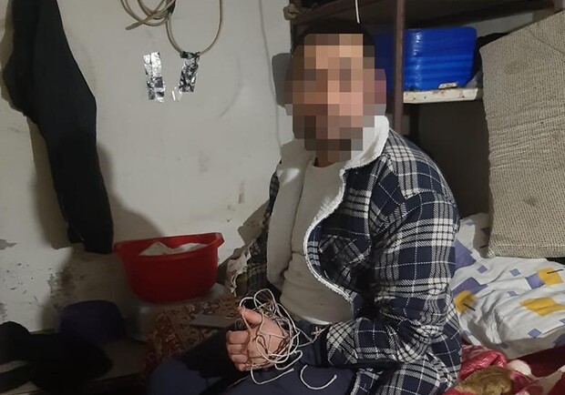 В Киеве родственники держали мужчину связнным в гараже 